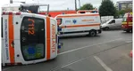 Accident grav în Hunedoara. Șoferul unei ambulanțe a adormit la volan. 4 persoane au fost rănite
