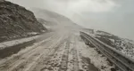 Peisaj de iarnă în mijlocul verii! Un grup de motocicliști s-a adăpostit de furtuna cu grindină de pe Transalpina