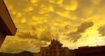 Fenomen meteo rar. Cerul României s-a îmbrăcat în nori mammatus, pe un fundal galben, apocaliptic