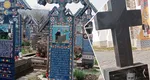 EXCLUSIV Povestea singurului mormânt trist din Cimitirul Vesel. Cui aparţine monumentul din marmură neagră care face notă discordantă cu restul monumentelor vopsite în albastru de Săpânţa