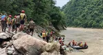 Două autobuze pline cu oameni au căzut într-un râu. Peste 60 de persoane sunt dispărute în ape