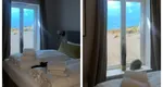 VIDEO „Vedere la mare” de la subsol. O turistă a fost şocată când a descoperit ce oferă cazarea pe care a rezervat-o: „Am fost înşelaţi rău””