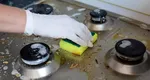 Cum să cureţi aragazul de grăsime fără să îl zgârii. Ce soluţii trebuie, de fapt, să foloseşti