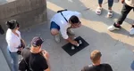 Vlogger ceh, amenințat și scuipat de mai mulți români care păcăleau turiștii cu alba-neagra, la Paris