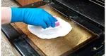 Cum să cureți ușor grăsimea arsă din cuptor. Ingredientul secret care este aliatul tău din bucătărie