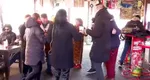 Festival electoral la mici în Obor. Saveta Bogdan s-a prins în horă cu românii în ziua alegerilor în România