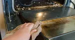 Cum poți scăpa de grăsimea de pe geamul de la cuptor. Soluția care îndepărtează murdăria rapid și sigur