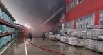 Incendiu puternic cu degajări mari de fum la un depozit de materiale de construcţii din Craiova