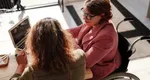 Totul despre indemnizația de însoțitor. Câți bani se dau și cine îi poate primi