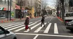 Ce greșeală gravă fac pietonii când traversează strada. Urmările pot fi tragice!