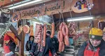 Cât costă pomana porcului, pastrama și un cârnat la Târgul de Crăciun din Piața Constituției din București
