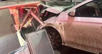 Un cetățean marocan a intrat cu mașina în fațada unei benzinării din Timişoara. Accident horror şi în Argeş