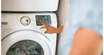 Metoda simplă prin care îți poți spăla hainele dacă ai rămas fără detergent. Toate gospodinele trebuie să cunoască acest truc