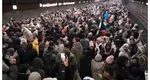Sute de nepalezi s-au adunat în stațiile de metrou din București, în noaptea de Revelion. Imagini virale