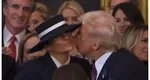 VIDEO Donald Trump nu a putut să o sărute pe Melania Trump din cauza pălăriei. Moment stânjenitor pentru președintele american