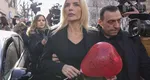 Cadou special de Valentine’s Day primit de Laura Vicol chiar la ieșirea din arest. Blonda l-a îmbrățișat pe bărbatul galant chiar de față cu Vladimir Ciorbă