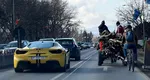 Imaginea care i-a stârnit pe români. O căruţă pare să se întreacă cu un bolid de lux pe un drum din România