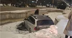 Un șofer a patinat și a aterizat cu BMW-ul într-o fântână cu zăpadă din Piața Unirii / VIDEO