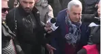 Protest în Capitală. Călin Georgescu, în cârje printre susținătorii săi din Piața Constituției. Membrii clanurilor Duduianu și Corduneanu participă la protest