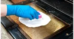 Ingredientul secret care dizolvă grăsimea din cuptor în doar zece minute