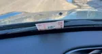 Noua tehnică a hoților de a-ți fura bunurile din mașină. Cum funcționează metoda „bancnotei din parbriz”