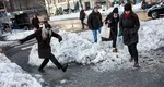 Apel către șoferi al unui pieton obligat să facă slalom printre nămeţii de pe trotuare: „Înțeleg că graba e mare, dar nu mai circulați ca bezmeticii pentru că noi, pietonii, nu suntem acoperiţi de tablă”