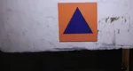 Ce semnificație are semnul cu triunghi văzut pe tot mai multe blocuri din România