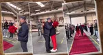 Momente emoționante într-o fabrică din Satu Mare. Un angajat care s-a pensionat a avut parte de o surpriză neașteptată. Colegii l-au așteptat cu flori, iar patroana s-a înclinat în fața lui. VIDEO