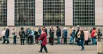 Falimentul băncii poate lăsa 1.300 de investitori fără bani. Ce se întâmplă cu banii clienţilor