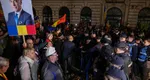 Protest în faţa CCR: s-au strâns câteva sute de susţinători ai lui Călin Georgescu. Contestaţia se dezbate marţi, 11 martie, de la ora 17:00