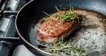Trucul simplu pentru o carne prăjită perfect. Doar gospodinele pricepute îl ştiu!