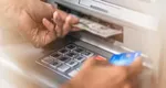 Băncile din România care nu percep comision la retragerea de la orice bancomat, atât din țară cât și din străinătate