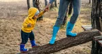 Ajutoare și alocații 2025. Câți bani primește o familie monoparentală