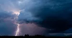 Cod Roșu de furtună în două județe din România. Anunțul făcut de ANM / Furtună în Capitală, copaci doborâți de vânt peste mașini