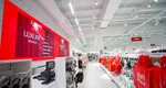Rețeaua de magazine care vinde produse de brand la prețuri mici se extinde și face angajări. Ce posturi sunt disponibile pentru tinerii români