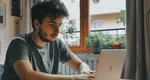 Val de concedieri şi scăderi ale salariilor în cel mai căutat domeniu din România. Companiile îşi mută operaţiunile, iar ofertele de joburi sunt limitate