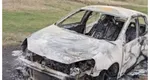 Două persoane carbonizate, găsite într-o mașină incendiată în Buzău. Polițiștii fac cercetări pentru omor