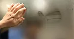 Secretul pe care puţine gospodine îl ştiu. Ce produs trebuie să foloseşti pe oglinda din baie ca să nu se aburească