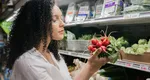 Scandal în supermarket! Motivul pentru care doi clienți s-au luat la ceartă. Angajații magazinului au intervenit să-i despartă