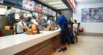 Salarii mai mici de 2.600 de lei net pentru lucrătorii comerciali de la Burger King. Cu ce alte beneficii îi atrage compania pe tinerii români