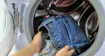 Cum speli blugii astfel încât să își păstreze culoare cât mai mult timp