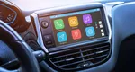 Un agent de circulaţie explică de ce este interzisă utilizarea telefonului mobil la volan, dar nu şi a afişajului tactil al maşinii