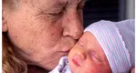 O mamă de 61 de ani care își alăptează copilul de patru ani în public șochează internetul: ”Străinii se uită, dar nu îmi pasă”