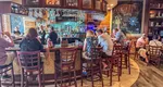 Clienții unui bar din Italia sunt amendați pentru înjurături. Ce a decis să facă patronul cu banii