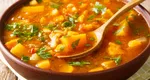 Rețetă delicioasă pentru ciorbă de cartofi. Ingredientul pe care îl folosesc bulgăroaicele pentru un gust unic