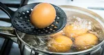 Ingredientul care se pune în apă, pentru ca ouăle să nu mai crape. Trucul a fost dezvăluit de gospodinele experimentate