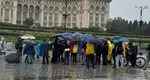 VIDEO Marele protest AUR din ziua învestirii lui Nicuşor Dan în funcţia de preşedinte a adunat oameni cât la o şedinţă cu părinţii. În jur de 50 de oameni au stat degeaba în ploaie