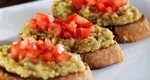 Salata de vinete cu ceapă, ornată cu roșii. Rețeta clasică pe care o preferă toți românii