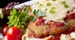 Rețetă delicioasă și rapidă! Cum prepari cele mai gustoase șnițele cu sos de roșii și mozzarella