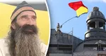 Stegarul Dac, susținător înverșunat al lui Călin Georgescu, și-a tăiat brățara de supraveghere și s-a cocoțat pe o schelă din Piața Universității